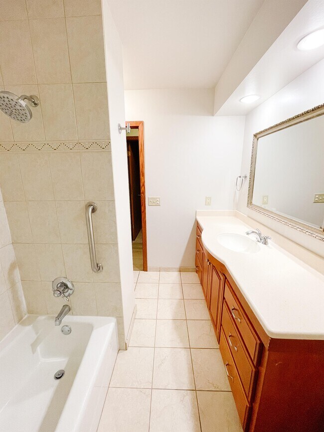 Building Photo - 1172 Highview Dr