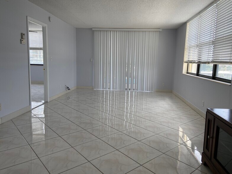 Building Photo - 801 N Ocean Blvd