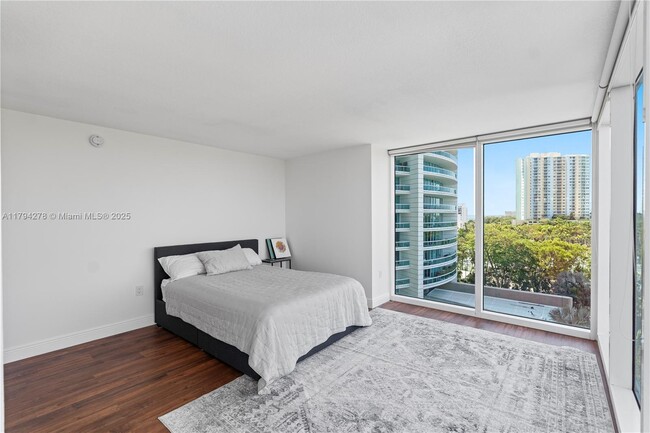 Building Photo - 2101 Brickell Ave