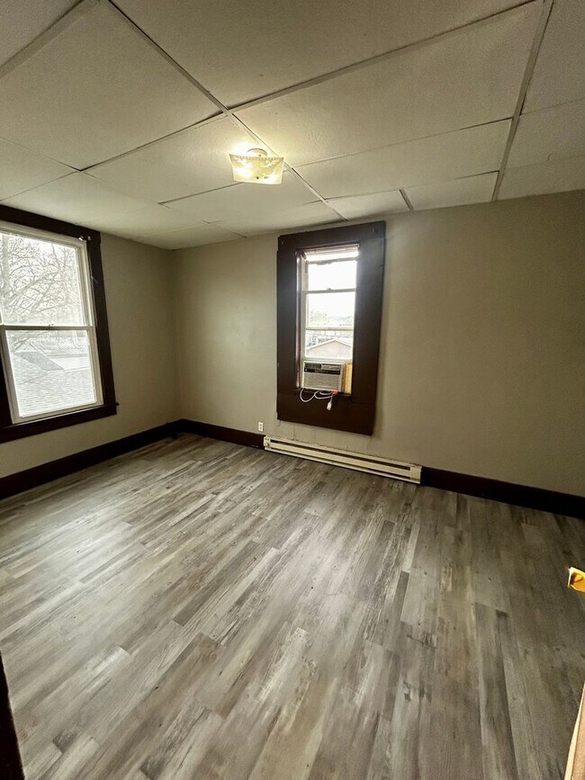 Building Photo - 283 W Main St