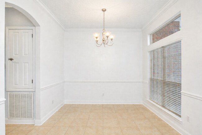 Building Photo - 4 Bedroom in Ideal Neighborhood!!