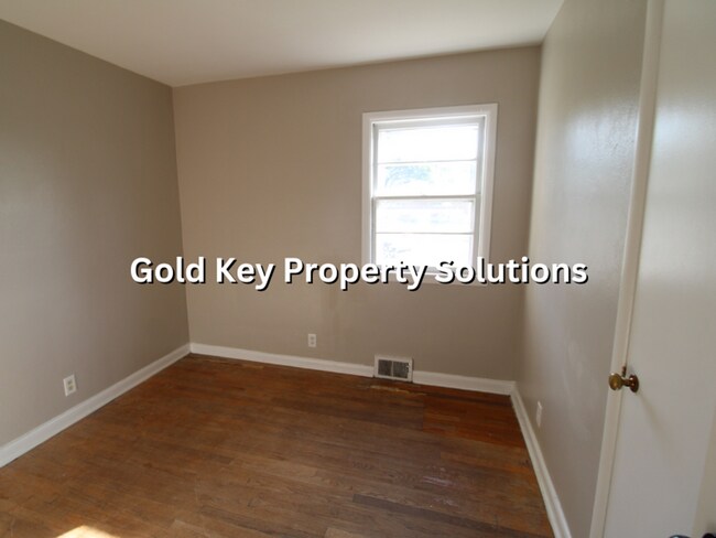 Building Photo - 3 BR 1 BA House with Garage Across from Pu...