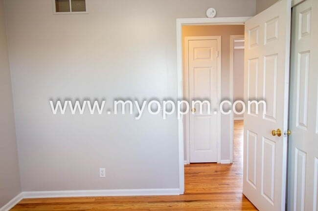 Building Photo - Available NOW! 3 Bedroom / 2 Bathroom Home | Northwest Omaha