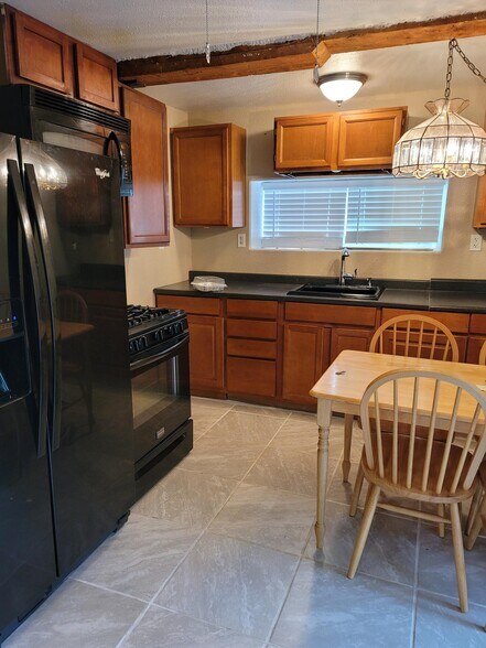 Building Photo - 8285 Green Ln