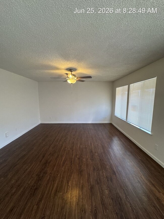 Building Photo - Upstairs unit MOVE IN READY!