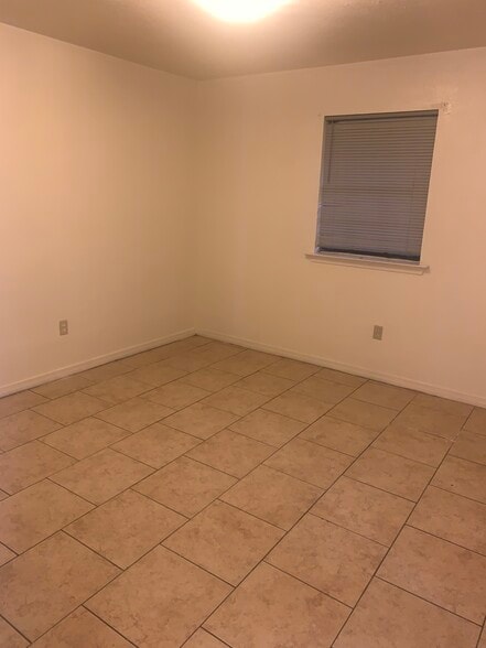 Building Photo - 315 Meadows Dr