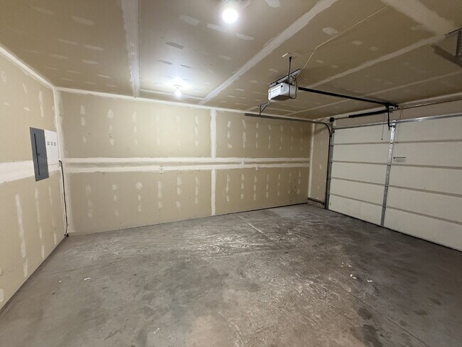 Building Photo - 3 Bed Townhome with awesome fenced yard!