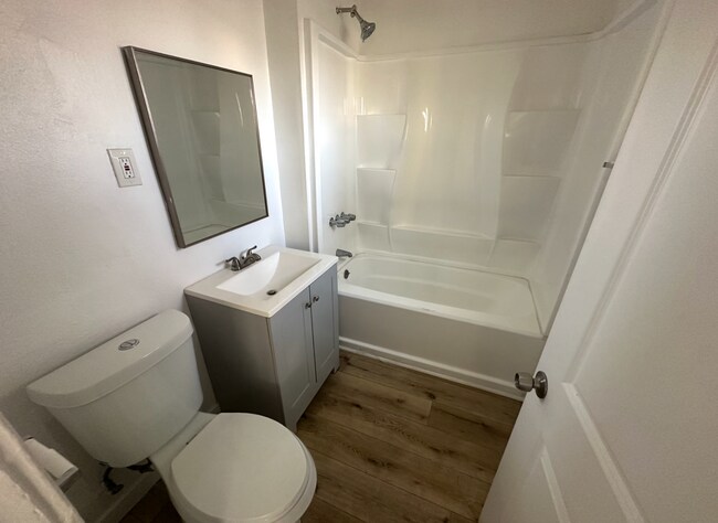 Building Photo - Charming 1 Bed 1 Bath Unit - Move in Speci...