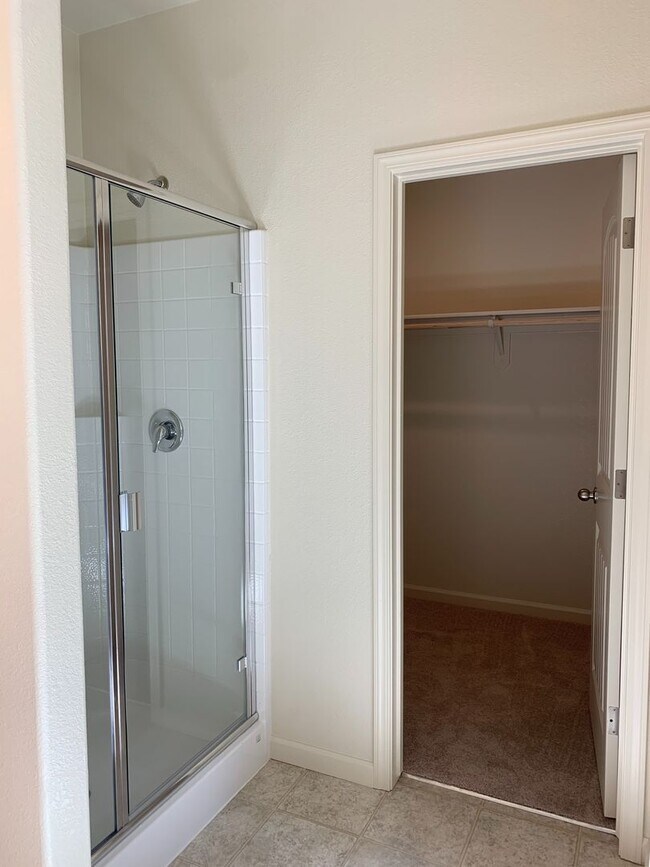 Building Photo - Spacious & Stylish 3 Bed, 2 Bath Home  Des...