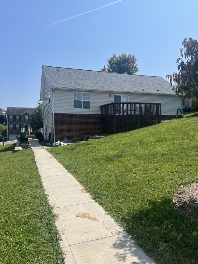 Building Photo - Lovely Home in Christiansburg