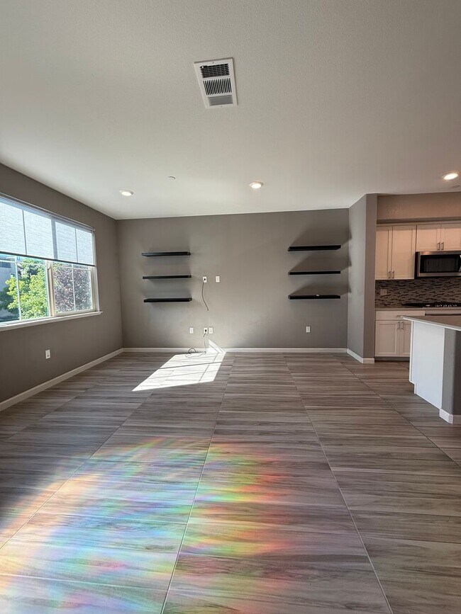 Building Photo - Beautiful 4 Bedroom, 3.5 Bathroom Home in Desirable Communication Hills