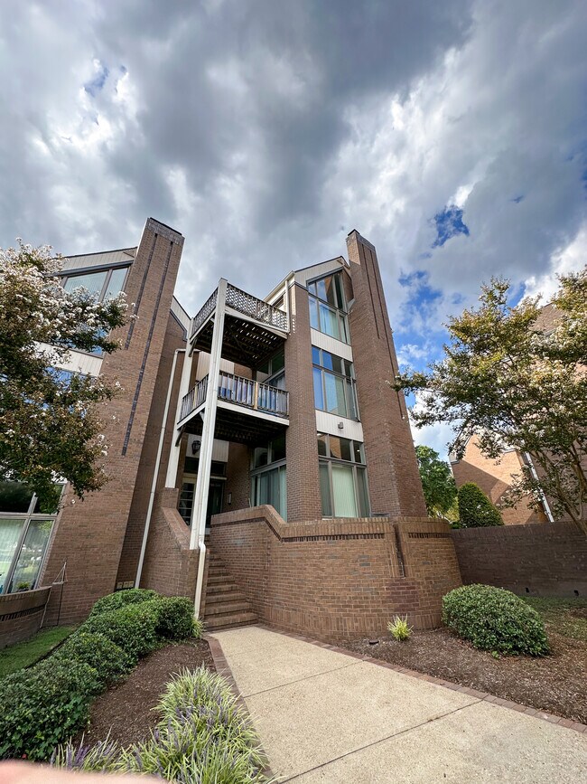 Building Photo - 696 Mowbray Arch
