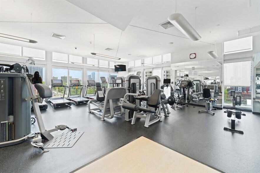 Building Photo - 1111 SW 1st Ave