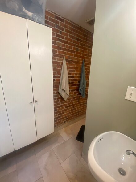 Building Photo - 151 Highland St