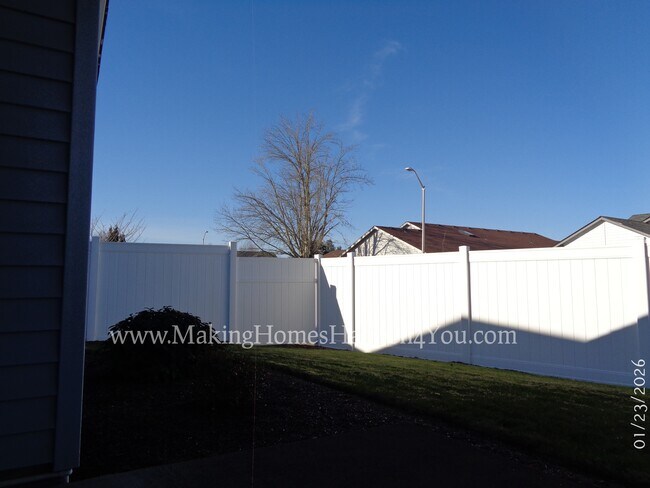 Building Photo - 7475 Parkplace Dr NE