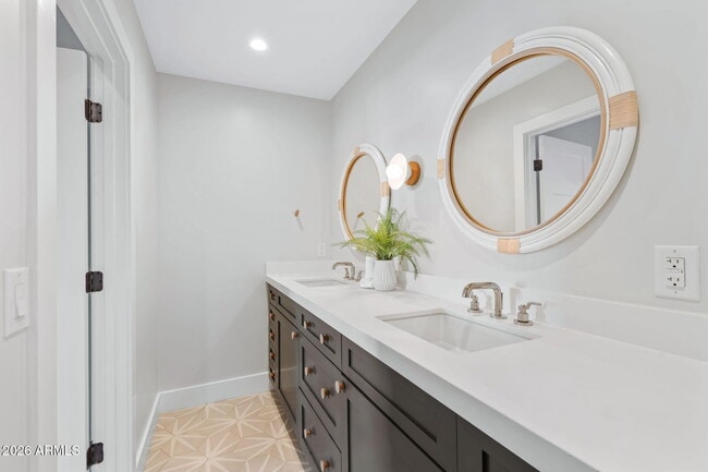 Building Photo - 3842 E San Miguel Ave