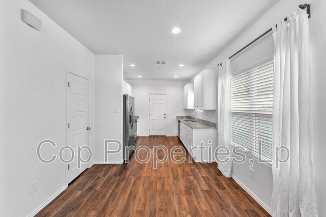 Building Photo - 7127 Mesa Cliffs