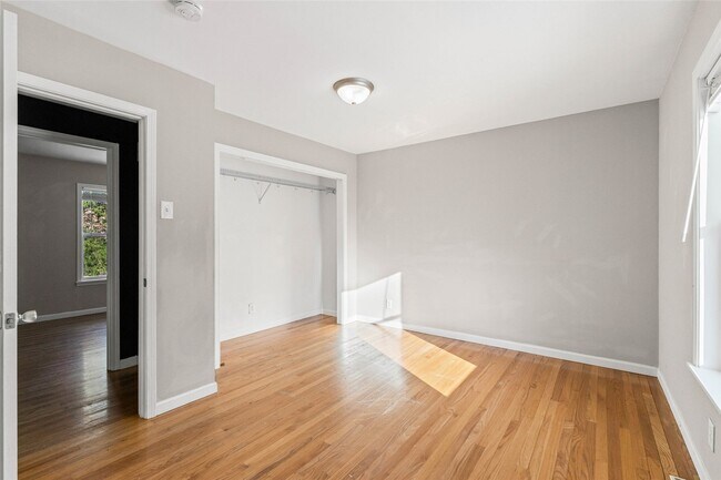 Building Photo - 835 N Forest Ave