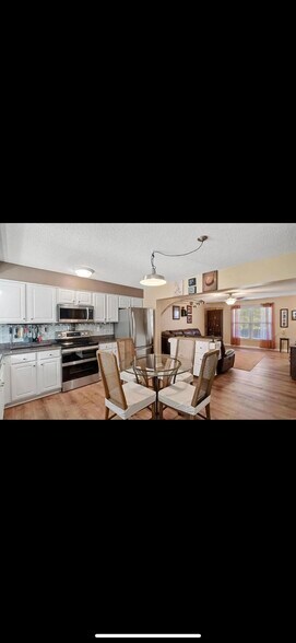 Building Photo - 11 Deer Grove Dr