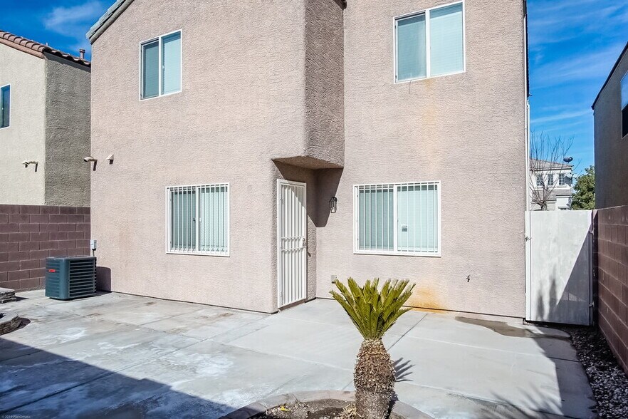 Building Photo - 9213 Millikan Ave