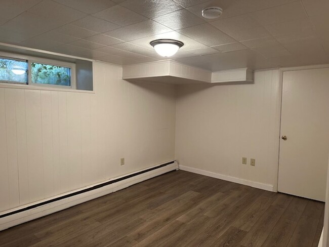 Building Photo - Lower Level 1 Bedroom 1 Bathroom Apartment...