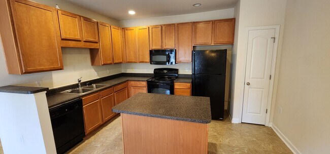 Building Photo - Great condo near Hanes Mall area, Clemmons and I40