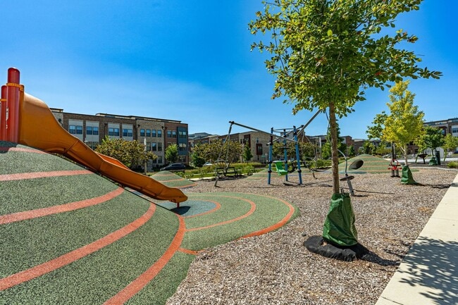 Building Photo - Modern 3 BR Townhome in Village of Towne Square Includes Trash, Cable/internet and Landscaping!