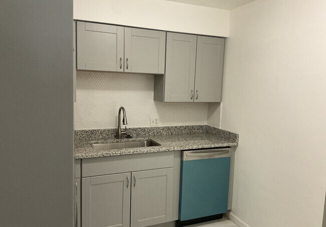 Building Photo - 719 E Walled Lake Dr