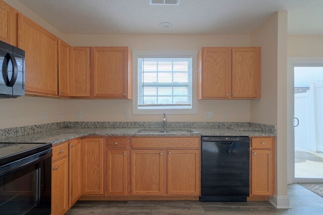 Building Photo - Oak Tree Townhome | 4 Bed, 4.5 Bath | Available Now!