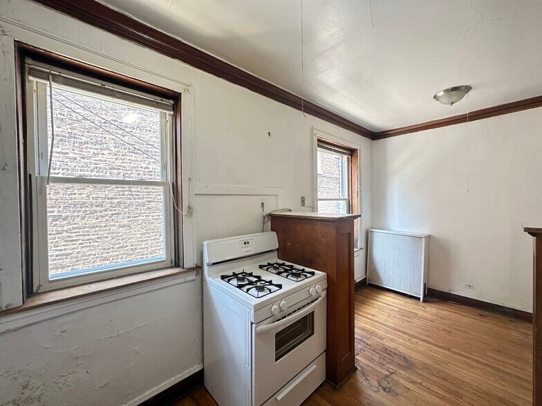 Building Photo - 4830 W Addison St