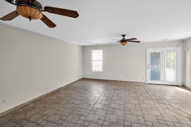 Building Photo - Ideal Rental: 3BR/2.5BA with Washer/Dryer, Parking & Pool Access