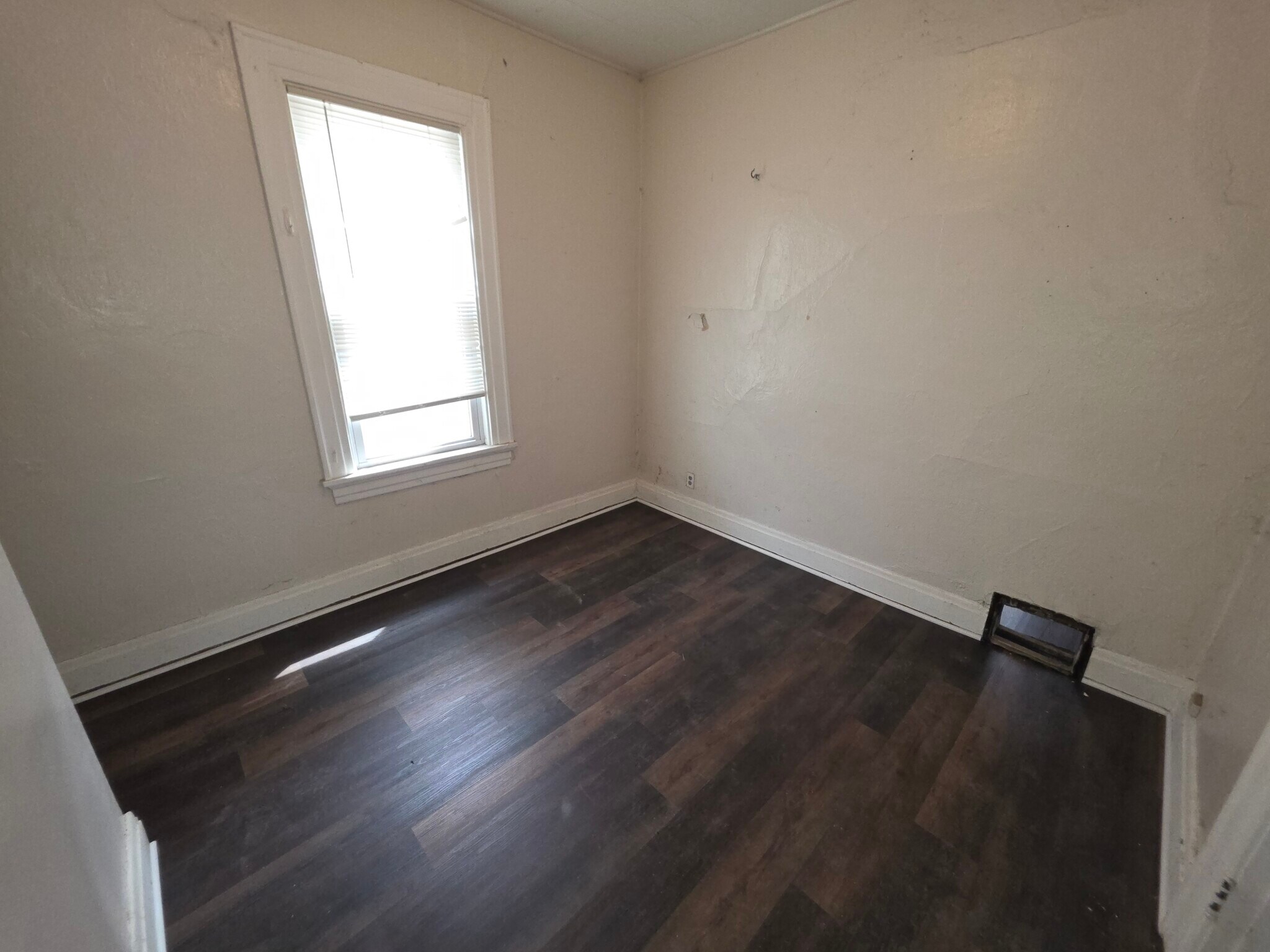 Building Photo - 2218 E Eden Pl