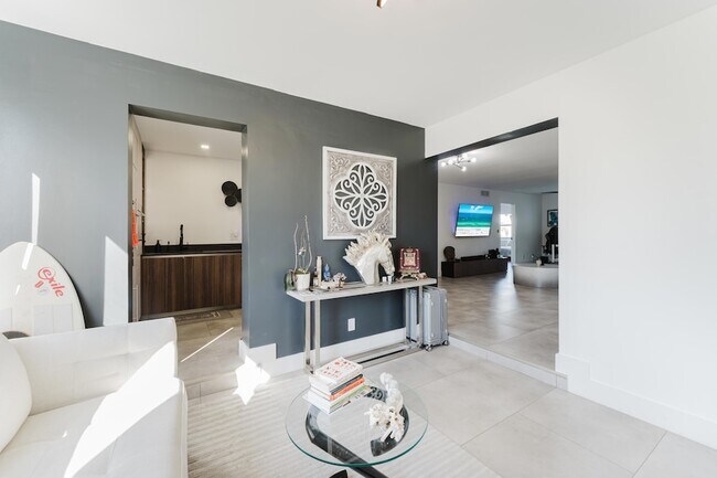 Building Photo - 800 E Camino Real