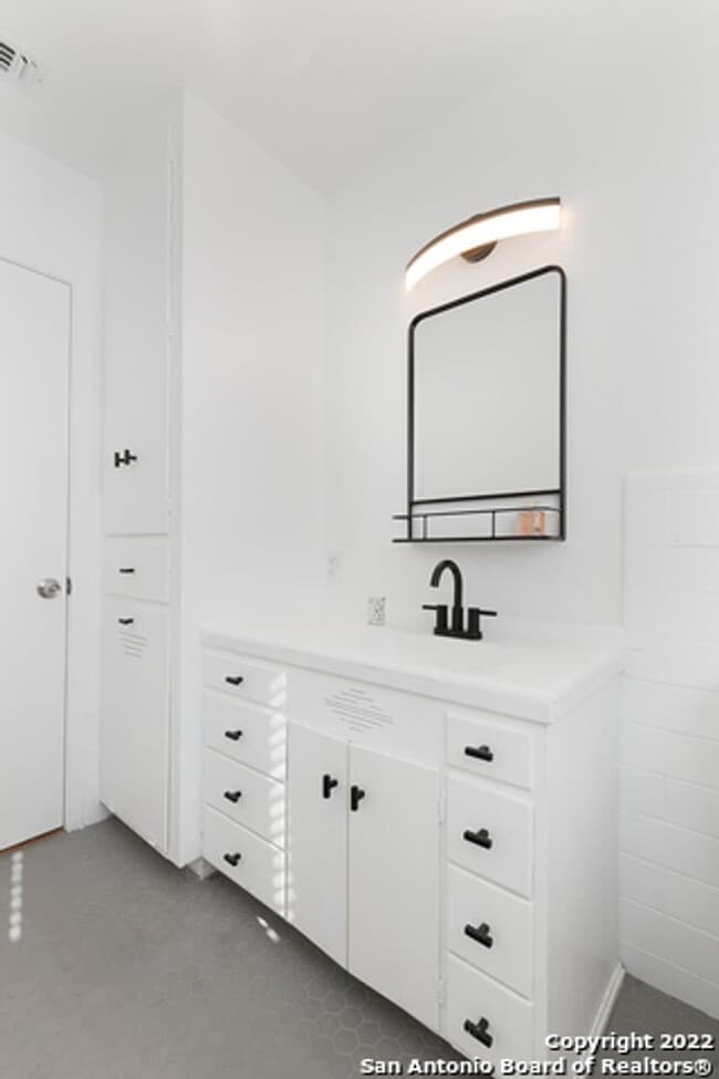 Building Photo - ~~COZY 3BD/2BA HOME! HIGHLANDS HIGH SCHOOL!!~~