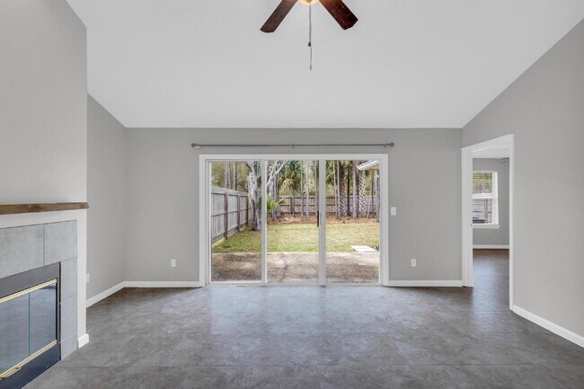 Building Photo - "Spacious 3-Bedroom Home with 2 Full Baths in the Heart of Palm Coast!"