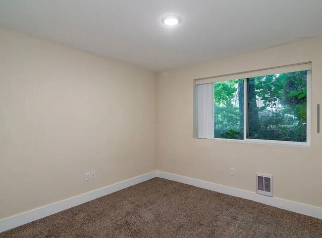 Building Photo - Spacious 4-Bedroom duplex Near EWU – Cheney, WA