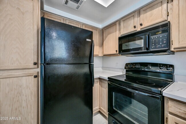 Building Photo - 4925 E Desert Cove Ave
