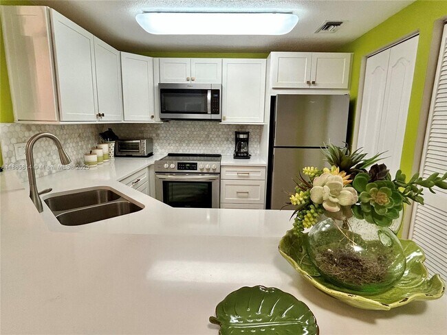 Building Photo - 5080 Fairways Cir