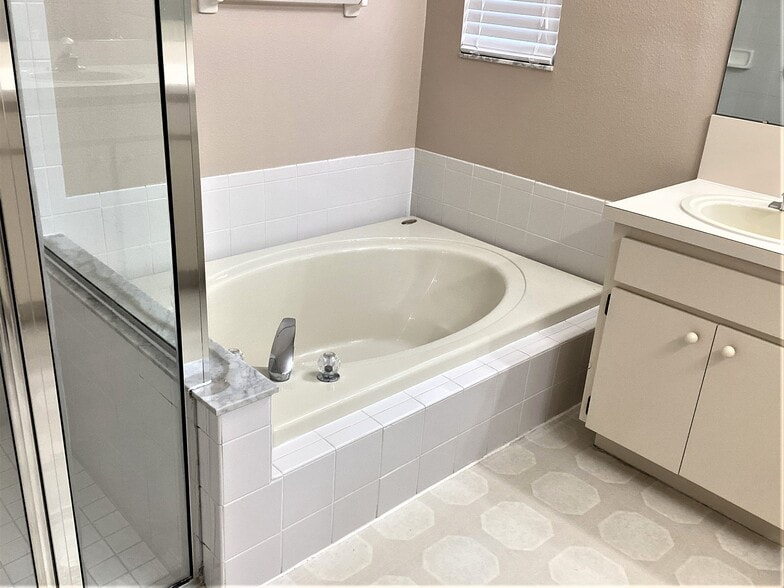 Building Photo - 25008 Hyde Park Blvd