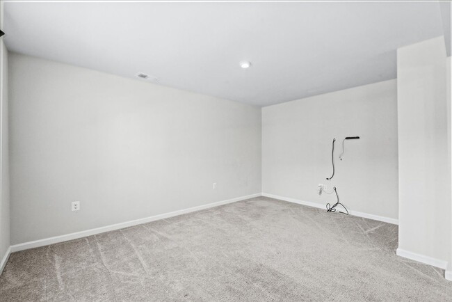 Building Photo - Elegant Townhome Close to I-95 and Downtow...