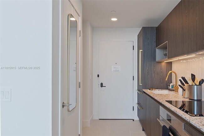 Building Photo - 601 NE 1st Ave