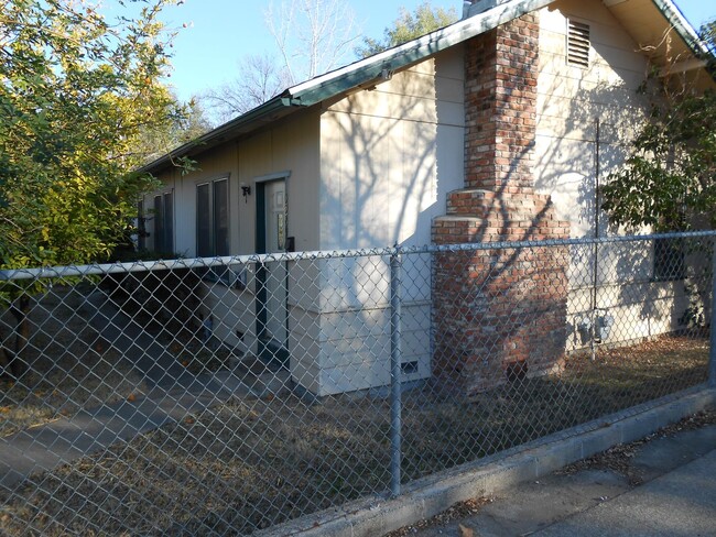 Building Photo - Charming Vintage Home