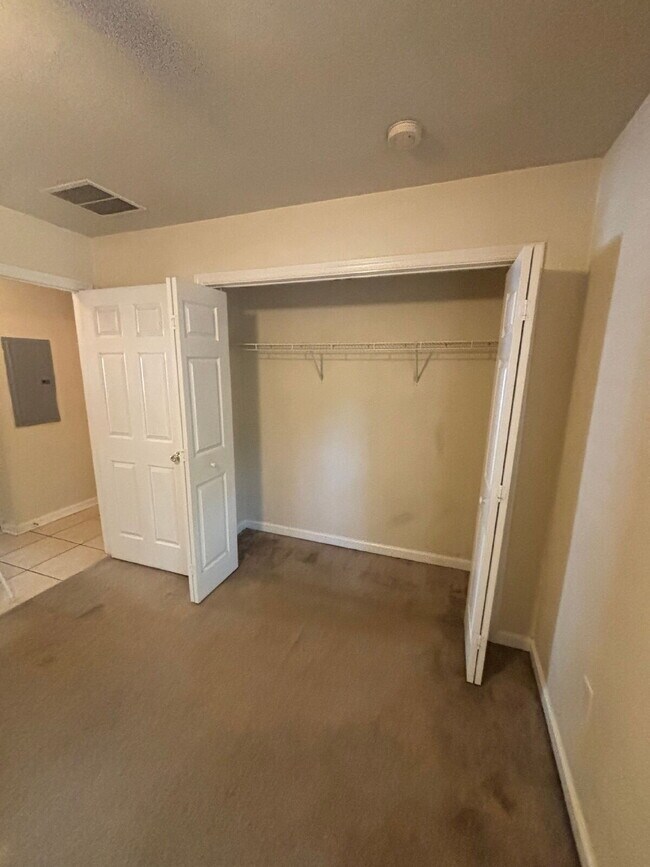 Building Photo - Awesome 3x3 Townhouse with Private Driveway!