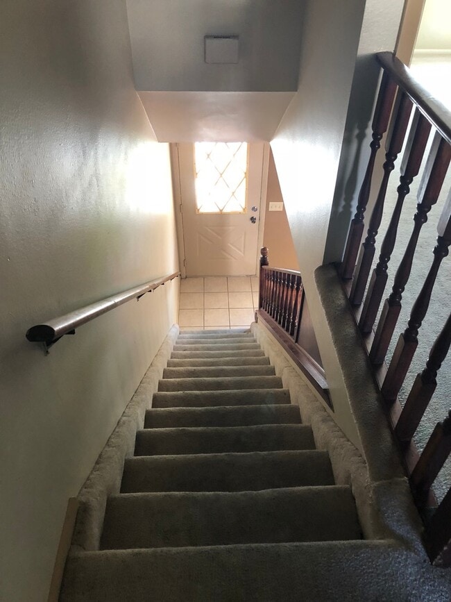 Building Photo - 2 Bedroom 1.5  bath townhome with communit...