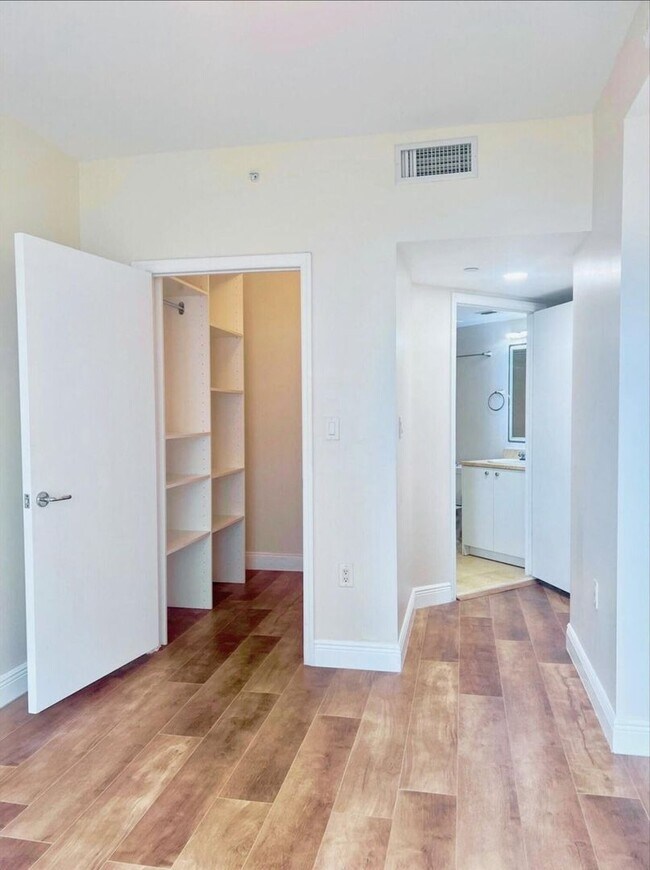 Building Photo - 19900 E Country Club Dr