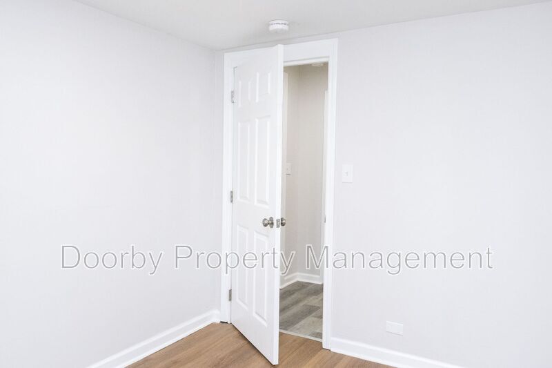 Building Photo - 902 W 38th St
