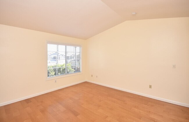 Building Photo - Beautiful 4 Br 2.5 bath Townhome in Calavera Hills!