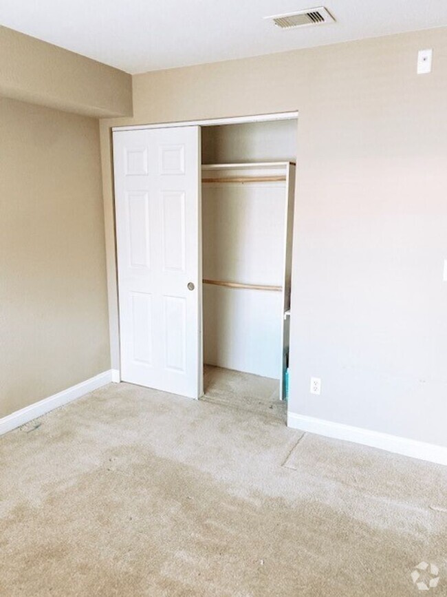 Building Photo - UPSTAIRS 2 BEDROOM CONDO! GATED COMMUNITY!...