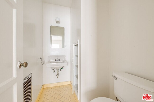 Building Photo - 1706 N Stanley Ave