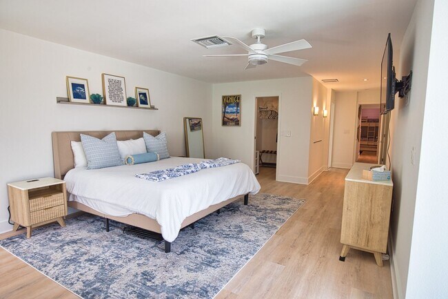 Building Photo - Seasonal Venice Island Pool Home half block from Golden Beach deeded access to the Gulf!